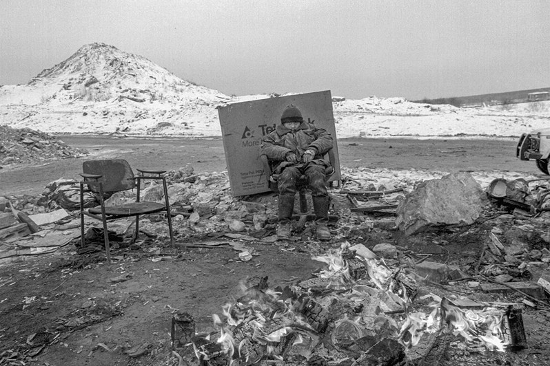 A homeless teenager at a rubbish tip. The Salaryevo landfill site — the largest solid waste landfill in Europe, covering an area of 59 hectares, with the rubbish heap reaching a height of 80 metres, near Salaryevo village, Leninsky district, Moscow region, Russia. 2007 © Oleg Klimov