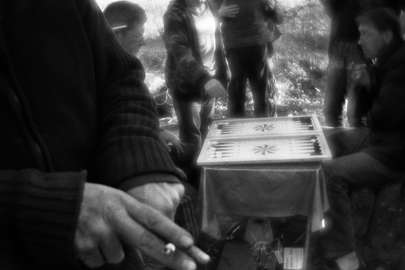 Игра в нарды — одна из самых популярных форм времяпрепровождения, район Тропарёво-Никулино, Москва, Россия. 6 мая 2015