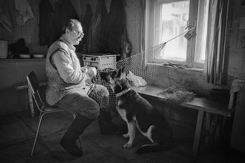 Старик и сеть, станция "Обсерватория", посёлок Октябрьский, Зеленодольский район, Татарстан, Россия. 1992