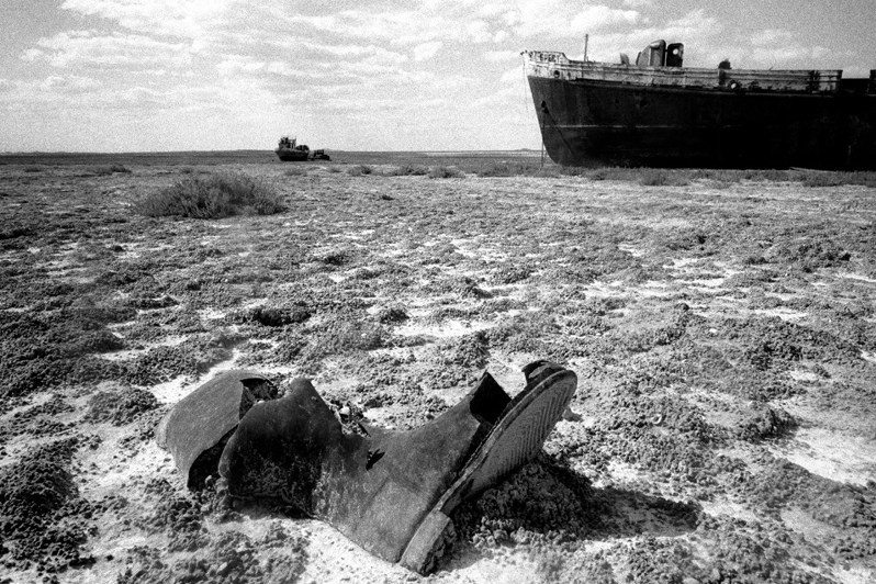 Sad reminder of better times, Zhalanash bay, Aralsk district, Kyzyl-Orda region, Kazakhstan. August 2001