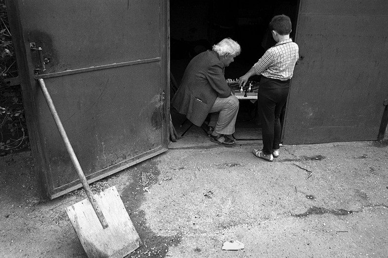 Шахматный этюд в гараже, Запорожье, УССР. 1983