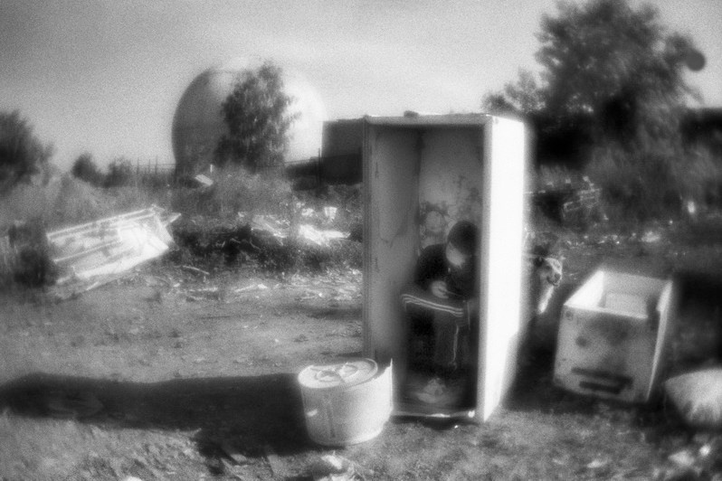 Охранник на свалке возле сферического здания, в котором раньше размещались военные радары, а теперь находится склад предприятия по утилизации медицинских отходов, близ Новосибирска, Россия. Июнь 2021