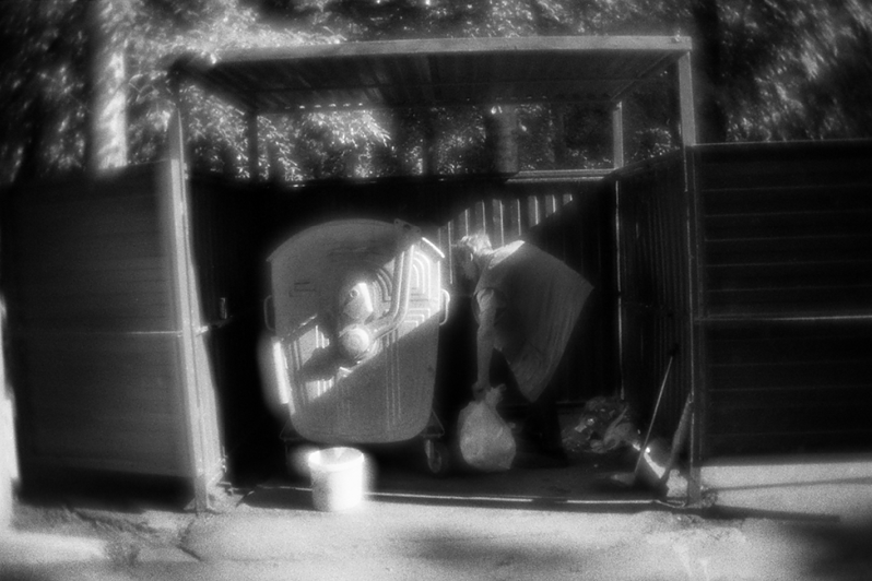 Саша работает на территории, убирая двор. Он неофициально устроен уборщиком улиц, район Тропарёво-Никулино, Москва, Россия. 26 мая 2015