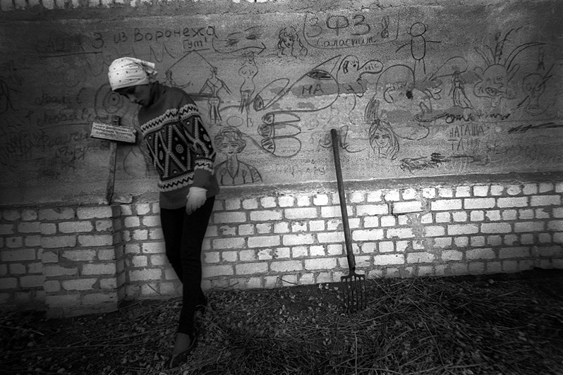 Колхозница на фоне стены с граффити, Запорожская область, УССР. 1983