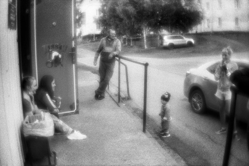 У входа в магазин разливного пива, посёлок Мундыбаш, Таштагольский район, Кемеровская область, Россия. Июнь 2021