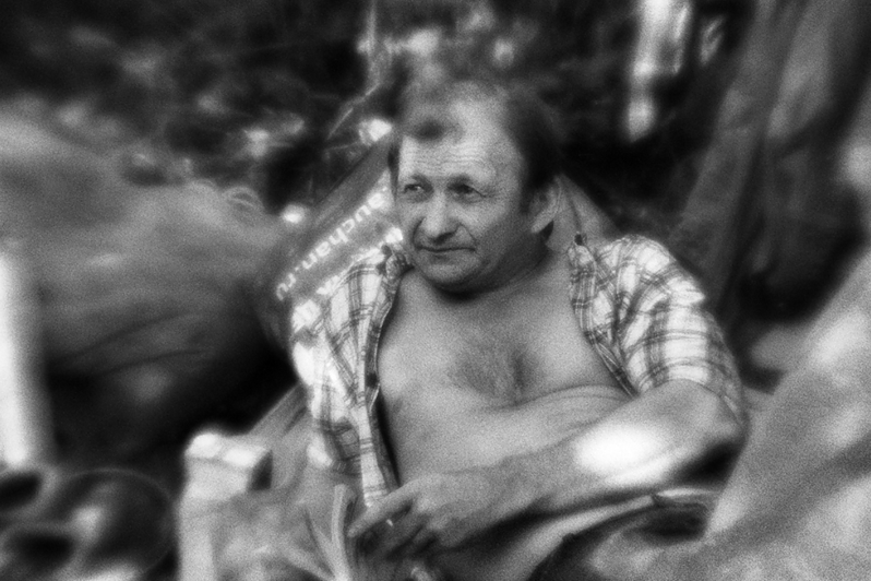 Володя «Ботаник» во время чтения очередной книжки, район Тропарёво-Никулино, Москва, Россия. 27 июля 2016