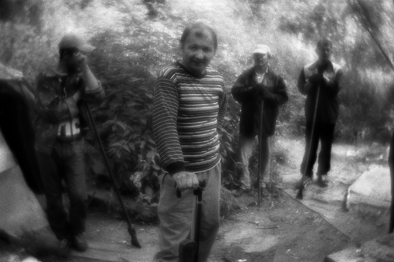 Володя, по прозвищу "Ботаник", перед сносом его палатки уличными уборщиками под руководством полиции и "Социального патруля", район Тропарёво-Никулино, Москва, Россия. 3 июня 2015