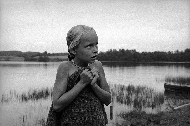 Девушка покрылась гусиной кожей после купания в озере, деревня Погост, Пудожский район, Карелия, Россия. Август 2007