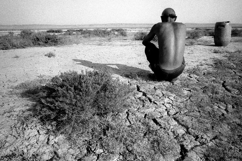 Waiting for... , between Akespe and Tastubek villages, Aralsk district, Kyzyl-Orda region, Kazakhstan. August 2001