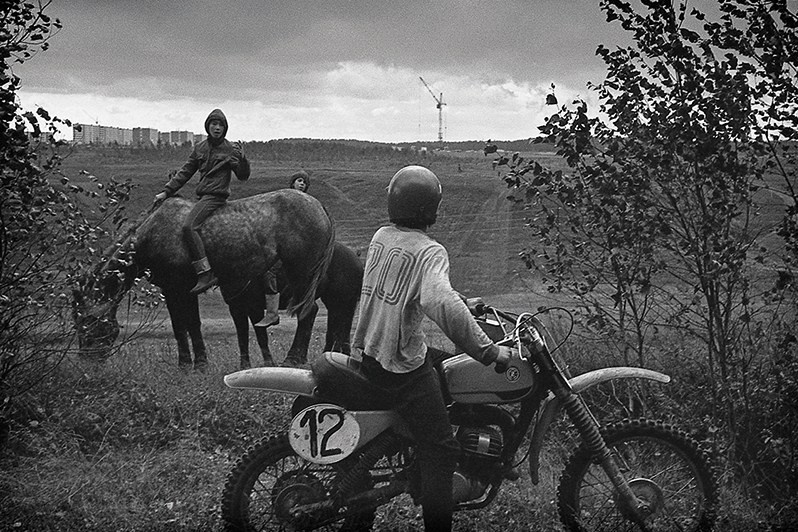 В библиотеку, близ Зеленодольска, Татарстан, Россия. 1985