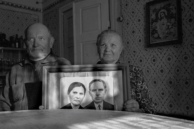 An elderly Lithuanian couple in their home, Margionis village, Varėna district, Alytus county, Lithuania. August 2004 © Oleg Klimov