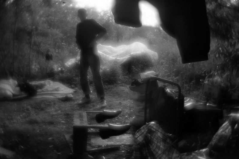 Костя готовится вечером пойти за продуктами к контейнеру для помоев возле продуктового магазина, район Тропарёво-Никулино, Москва, Россия. 16 июня 2015