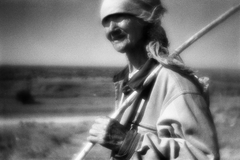 Пастушка из села Солянка, Астраханская область, Россия. Сентябрь 2017