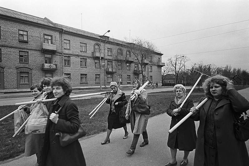 Женщины возвращаются с субботника, Запорожье, УССР. 1982