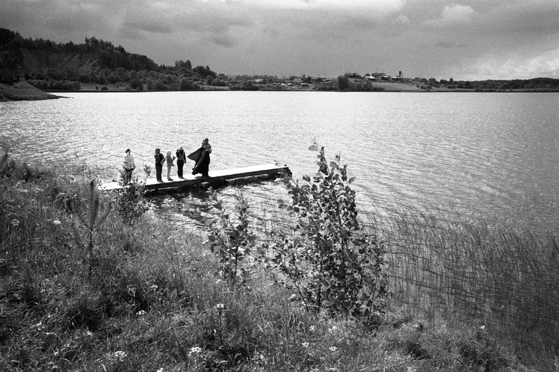 На Колодозерских мостках перед Крещением, деревня Погост, Пудожский район, Карелия, Россия. 2000