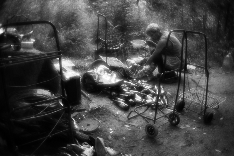 Саша собирает консервные банки, чтобы продать их в пункте приёма вторсырья, район Тропарёво-Никулино, Москва, Россия. 20 июня 2015