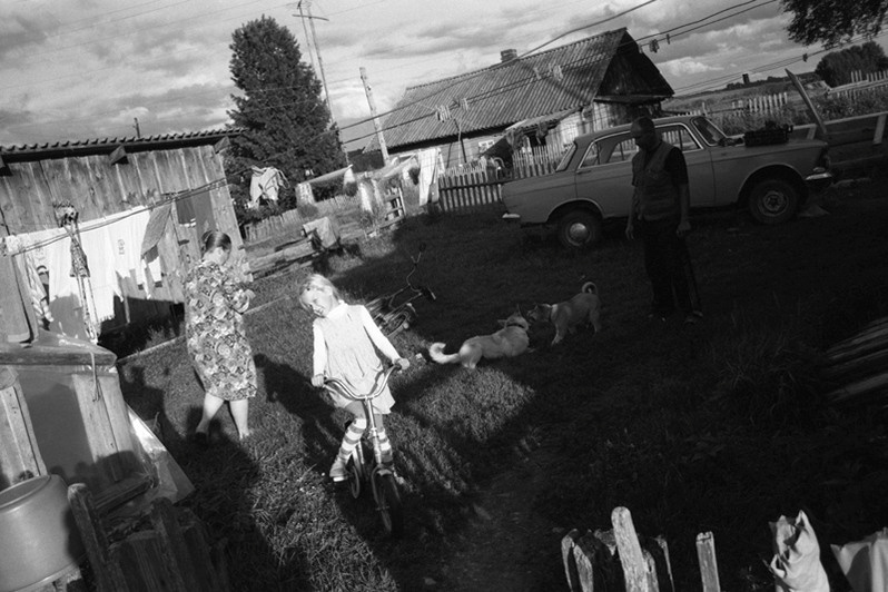 Семейство во дворе своего дома, деревня Погост, Пудожский район, Карелия, Россия. 2000