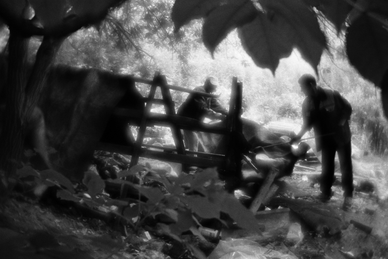 Уборщики, под присмотром полиции и "Социального патруля", сносят палатку Виктора по прозвищу "Трактор", район Тропарёво-Никулино, Москва, Россия. 3 июня 2015