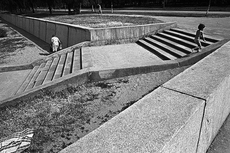 Мальчик бегущий по парапету набережной Днепра. Левый берег, Запорожье, УССР. 1983