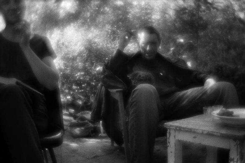 Костя играет с котёнком, район Тропарёво-Никулино, Москва, Россия. 12 июня 2015