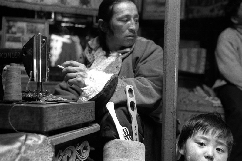 Семейная атмосфера, Жаргалантский район, провинция Туве, Монголия. Январь 2002