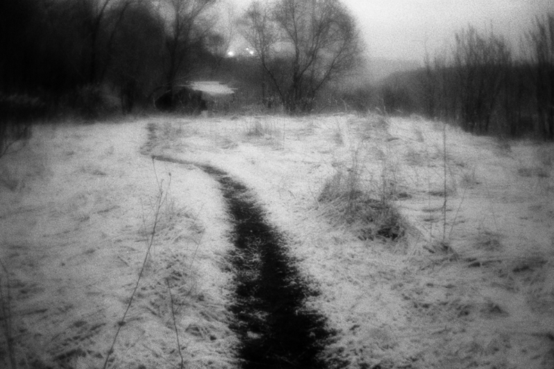 Палатка Бориса. Жители оврага называли его палатку "коттеджем" из-за больших размеров, район Тропарёво-Никулино, Москва, Россия. 20 апреля 2015