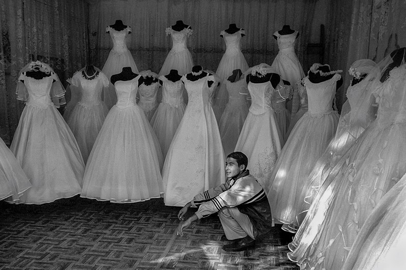 Wedding dress shop, Fergana valley, Uzbekistan. 2007 © Oleg Klimov