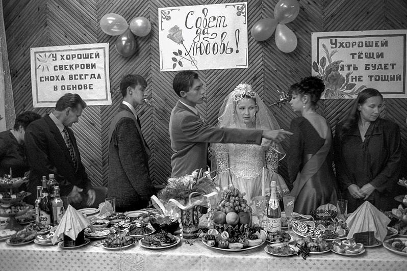 The bride and groom. A Russian wedding on the Volga, Yaroslavl region, Russia. 2006 © Oleg Klimov