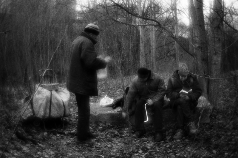 Костя, Тима и Наташа после очередного сноса лагеря уборщиками улиц под присмотром полиции и "Социального патруля", район Тропарёво-Никулино, Москва, Россия. 8 декабря 2015