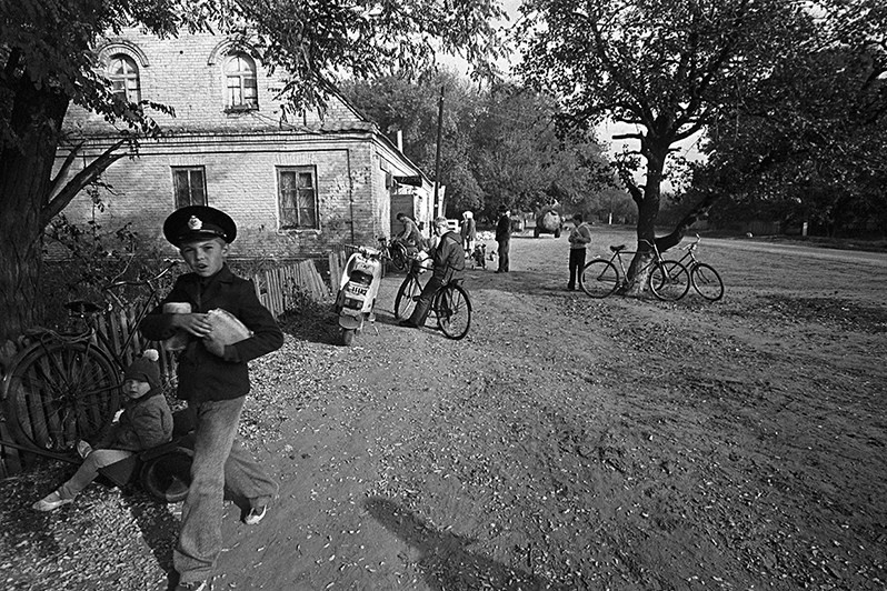 Возле сельского магазина, село Нижняя Хортица, Разумовский сельский совет, Запорожская область, УССР. 1981