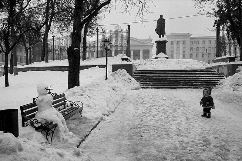 Девочка и снеговик, Брянск, Россия. 2010