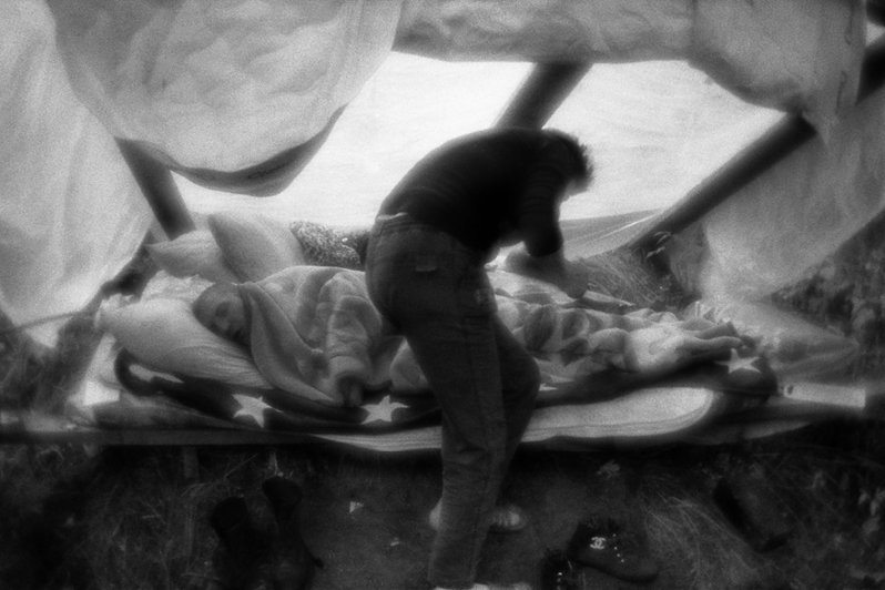 Тима и Наташа под временной палаткой после того, как их предыдущая палатка была снесена полицией совместно с "Социальным патрулём", район Тропарёво-Никулино, Москва, Россия. 14 июня 2015