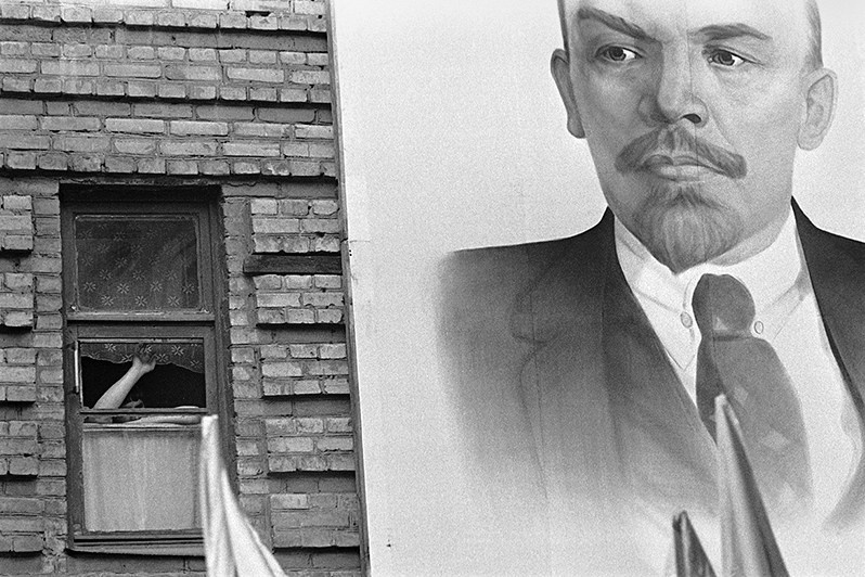 9 Мая. Портрет Ленина и человек в окне, Запорожье, УССР. 1981