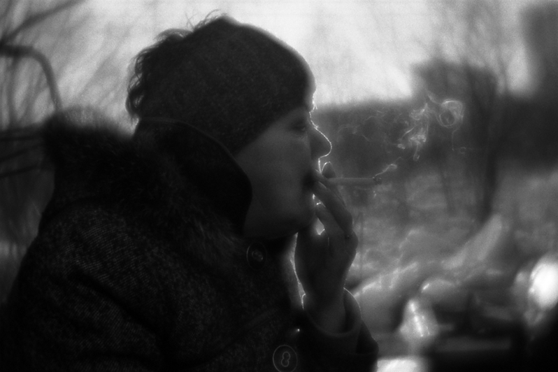 Наташа курит у костра, район Тропарёво-Никулино, Москва, Россия. 29 ноября 2015