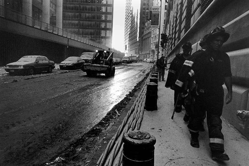 Пожарные Нью-Йорка, центр Манхэттена, Нью-Йорк, США. 11 сентября 2001