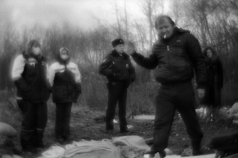 Во время периодического сноса лагерей уборщиками улиц под наблюдением полиции и "Социального патруля", район Тропарёво-Никулино, Москва, Россия. 8 декабря 2015