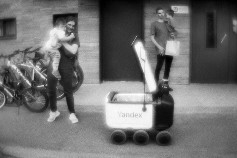 Доставка еды роботом в инновационном городе Иннополис, Республика Татарстан, Россия. Июль 2023