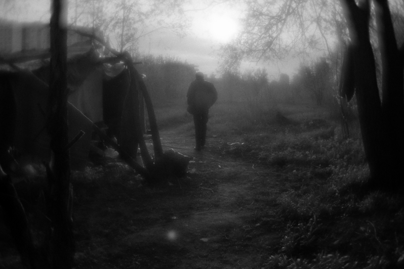 Костя под вечер идёт за едой, район Тропарёво-Никулино, Москва, Россия. 8 мая 2015