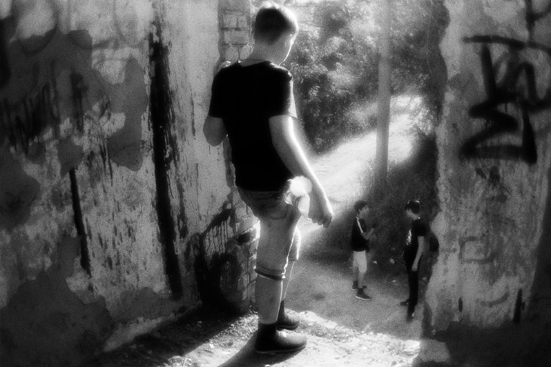 Подростки в бывшем летнем кинотеатре посёлка "Бумажников" на окраине Астрахани, Россия. Сентябрь 2017