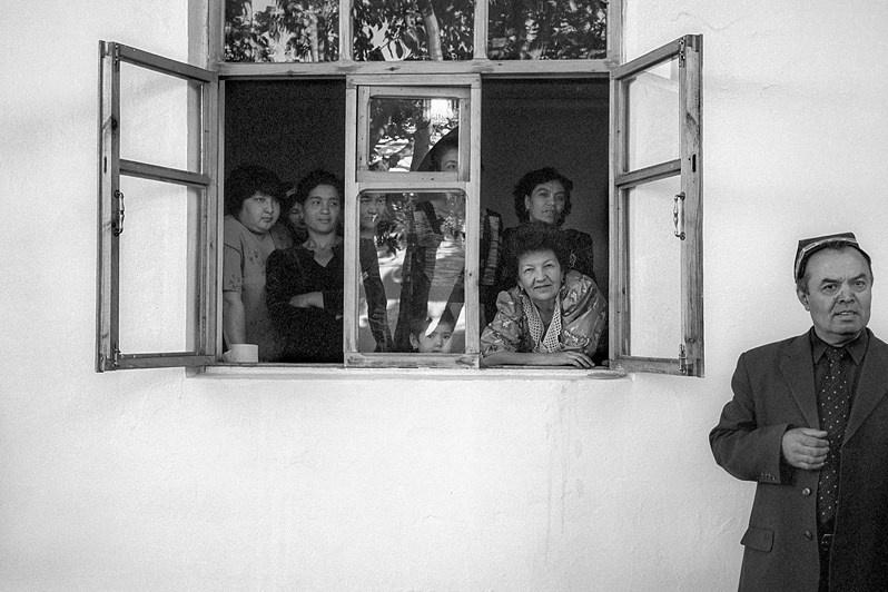 An Uzbek family in their home, Fergana valley, Uzbekistan. 2007 © Oleg Klimov