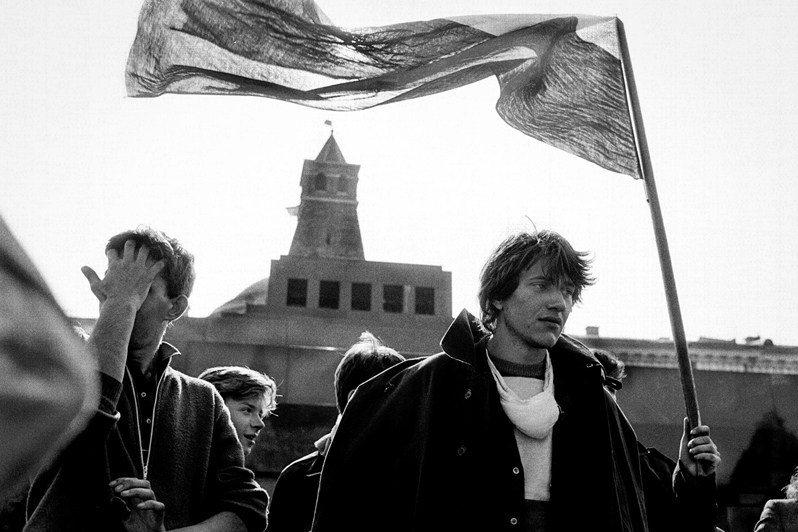 Defenders of the Russian White House following the failed coup in August 1991 on Red Square, Moscow, USSR. 21 August 1991 © Oleg Klimov