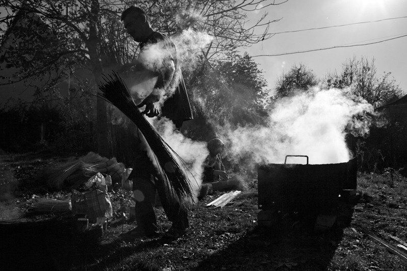 Покраска лозы, село Иза, Хустский район, Закарпатская область, Украина. 2007