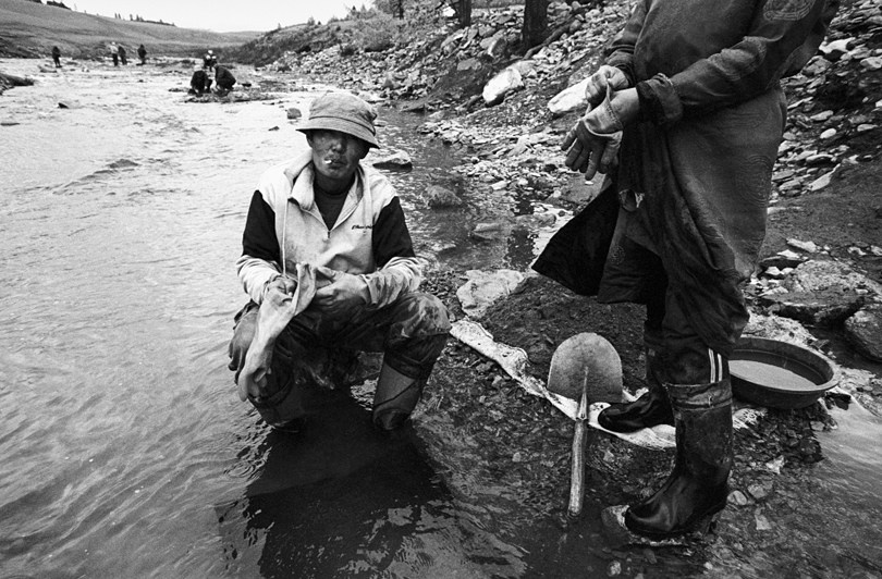 Незаконная золотая копальня, Монголия. 2009