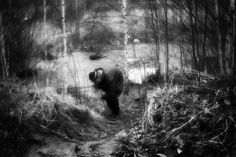 Саша выкапывает ступеньки в глинистом склоне оврага, чтобы можно было спуститься, не поскользнувшись, район Тропарёво-Никулино, Москва, Россия. 24 декабря 2015