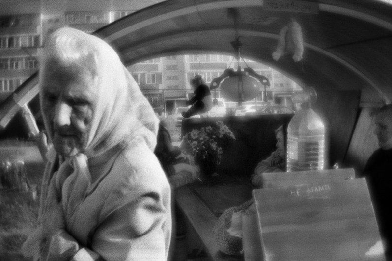 У дворового павильона, посёлок Ишеевка, Ульяновская область, Россия. Сентябрь 2020