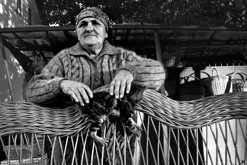 Мария Шумиха продает изделия на улице, село Иза, Хустский район, Закарпатская область, Украина. 2004