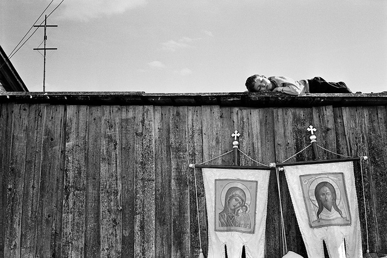 Спящий мальчик и хоругви, Кировская область, Россия. Июнь 2006