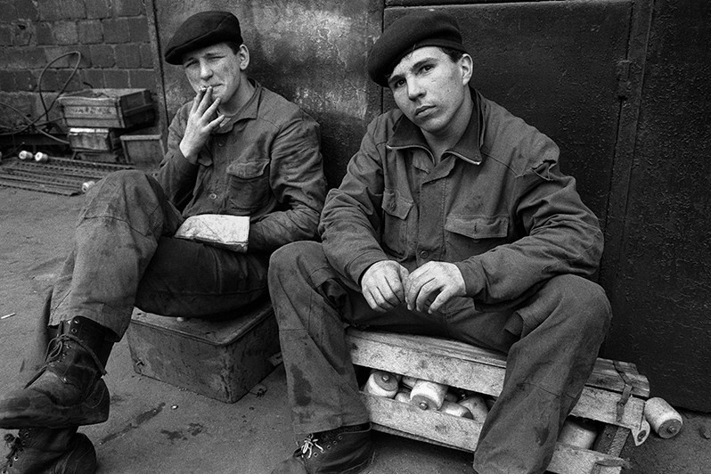 Малодые рабочие на перекуре. Завод Запорожсталь, Запорожье, УССР. 1988