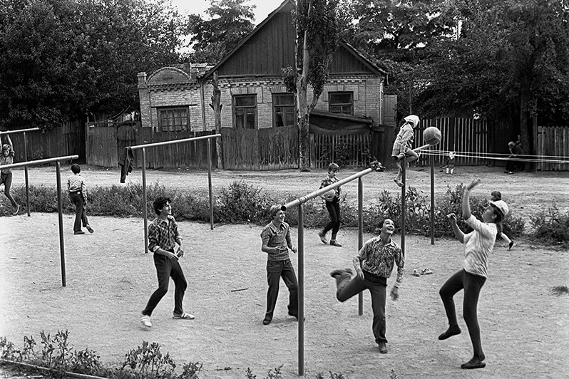 Волейбол во дворе через стойки для сушки белья, Запорожье, УССР. 1980