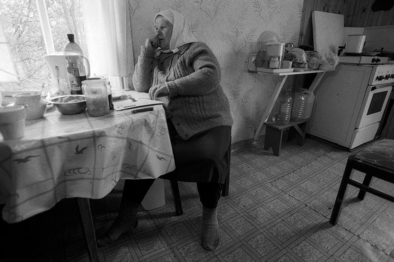 На кухне, деревня Беляево, Кикнурский район, Кировская область, Россия. Июнь 2010